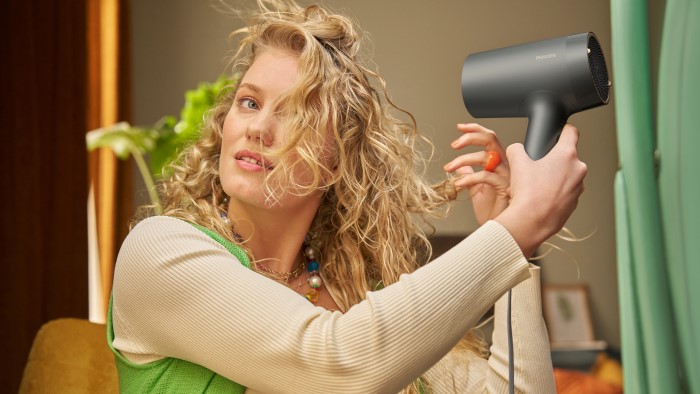 kobieta suszy wlosy suszarka Philips