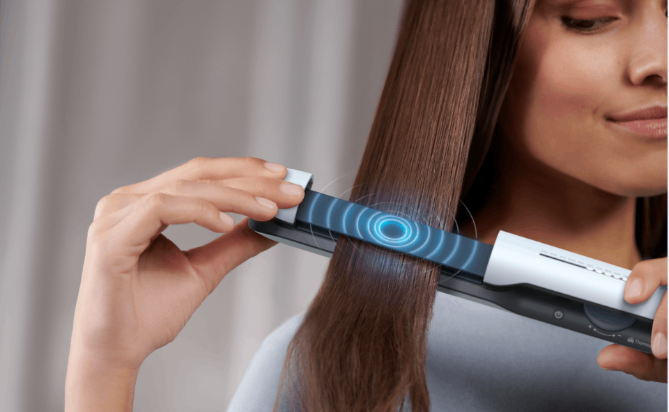 Prostowanie włos&oacute;w prostownicą