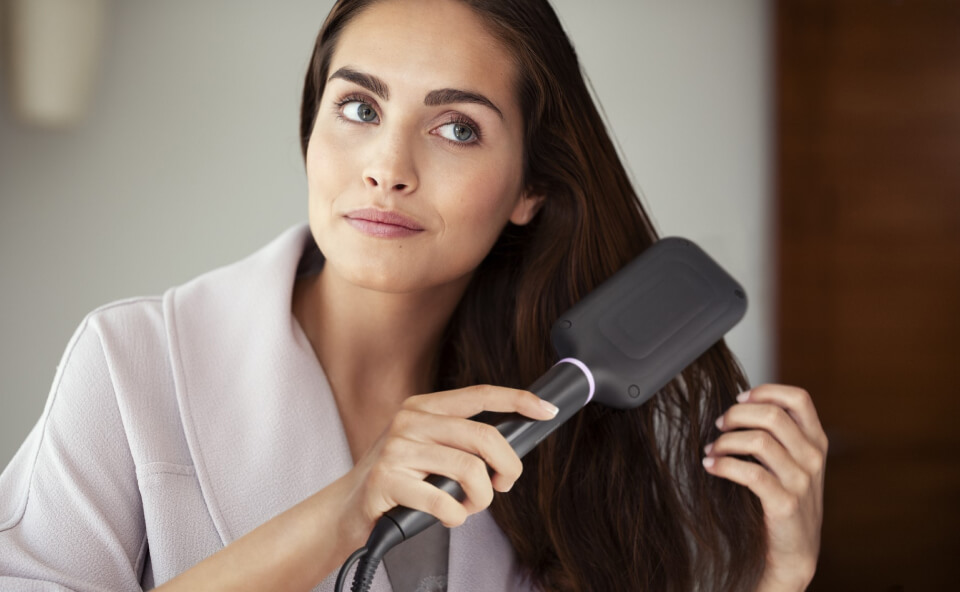 Kobieta rozczesująca skołtunione włosy