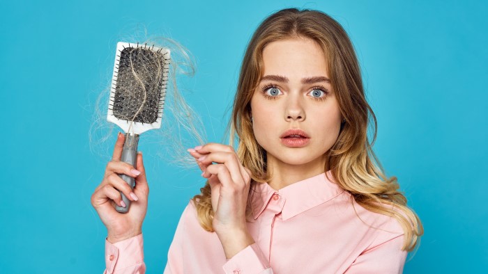 Jak powstrzymać wypadanie włos&oacute;w?