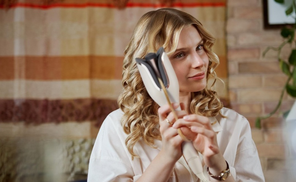 Lok&oacute;wka automatyczna Seria 8000 - idealny prezent dla kobiety dbającej o włosy