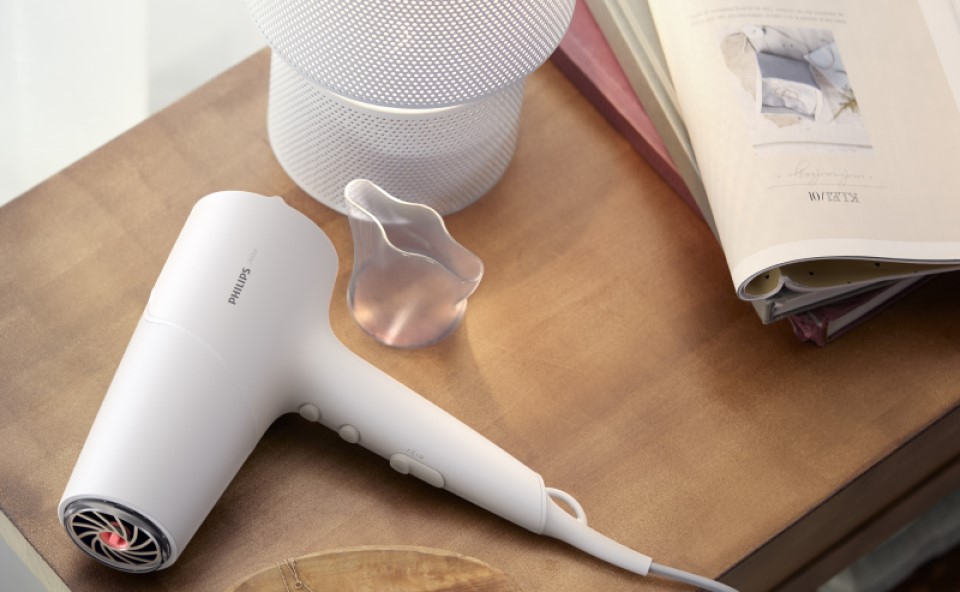 Suszarka do włos&oacute;w z jonizacją to dobry pomysł na prezent na dzień mamy.