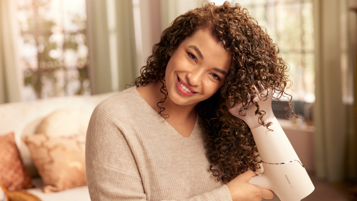Suszarka do lok&oacute;w &ndash; jaką suszarkę wybrać do kręconych włos&oacute;w