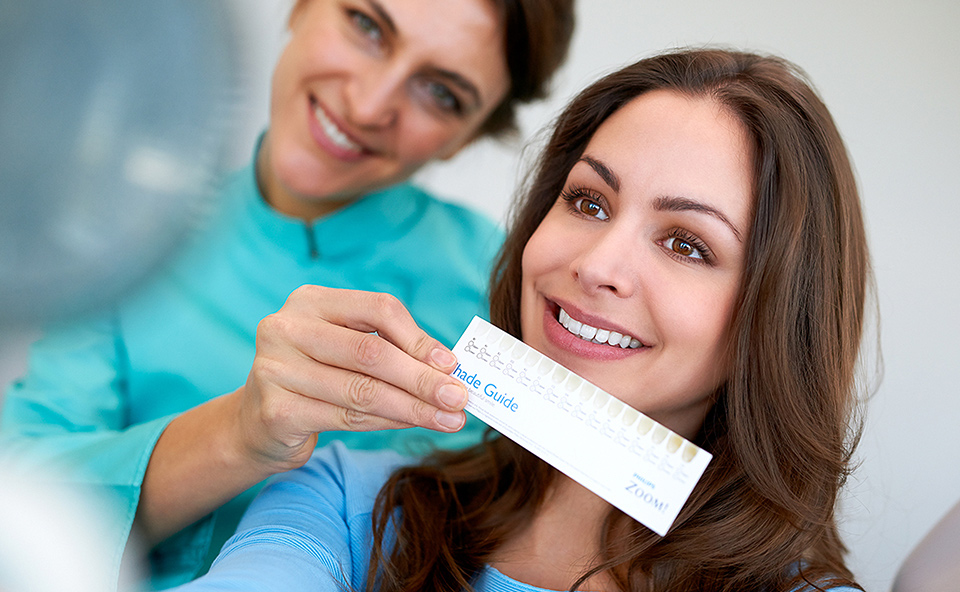 W jaki spos&oacute;b wybiela się zęby