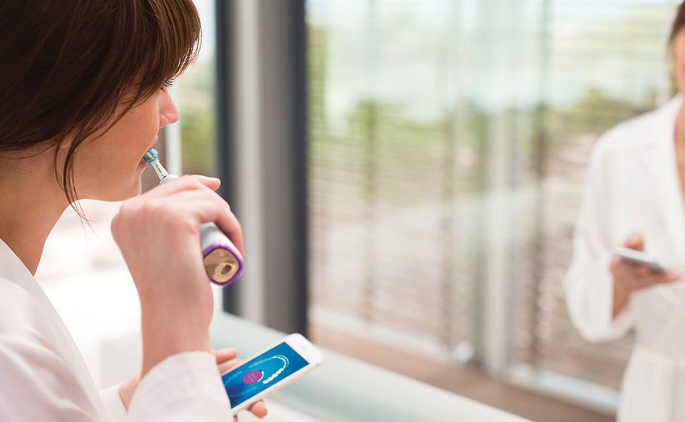 Poranne mycie zęb&oacute;w szczoteczką elektryczną