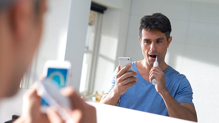 Jak myć zęby szczoteczką elektryczną &ndash; kr&oacute;tki poradnik