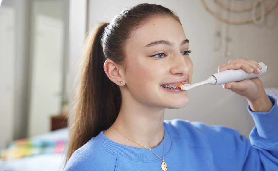 mloda kobieta myje zeby szczoteczka philips