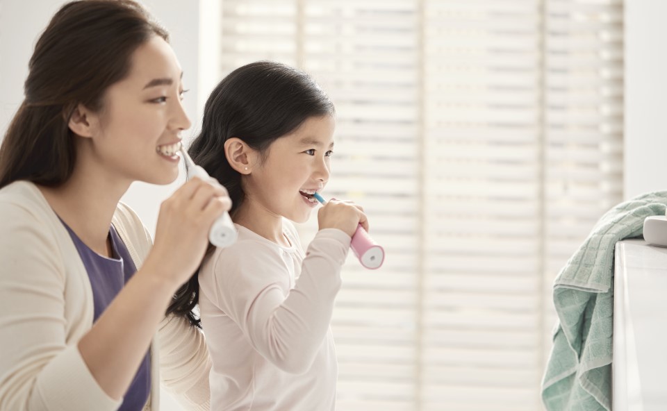 matka i dziecko myja zeby szczoteczka soniczna philips sonicare