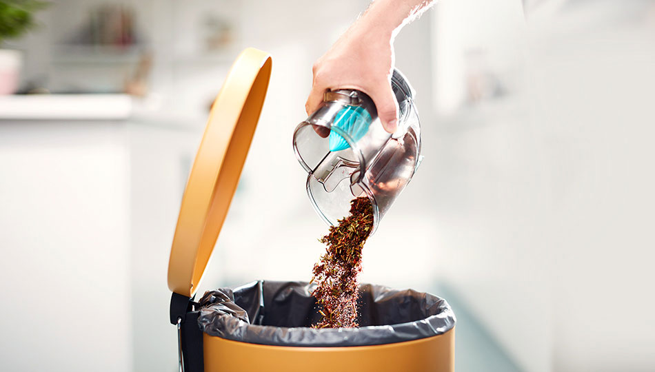 Łatwe opr&oacute;żnianie pojemnika na kurz