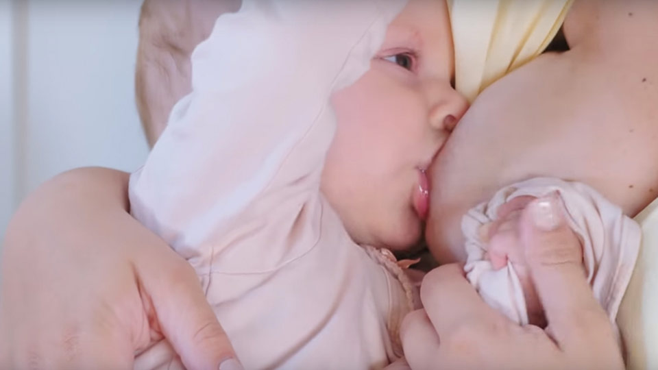 Instrukcje i porady po co i jak używać laktatora przy karmieniu piersią.