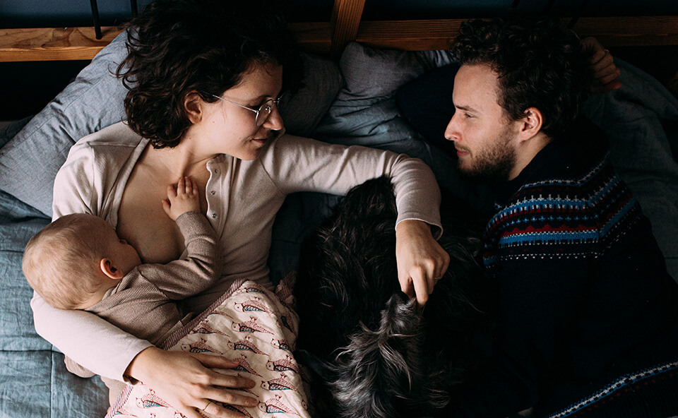 Rodzice leżą z dzieckiem i psem na ł&oacute;żku  &ndash; &bdquo;Podział obowiązk&oacute;w w rodzinie z dziećmi&rdquo; artykuł Phillips