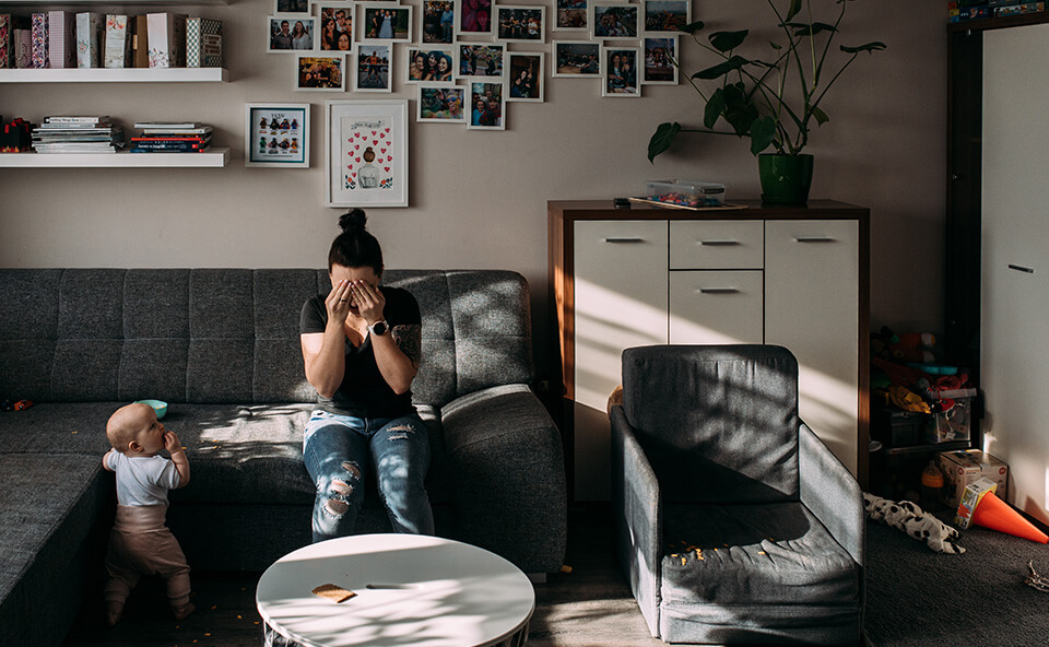 Kobieta siedzi w salonie z dzieckiem &ndash; &bdquo;Rozszerzanie diety niemowlaka&rdquo; artykuł Phillips