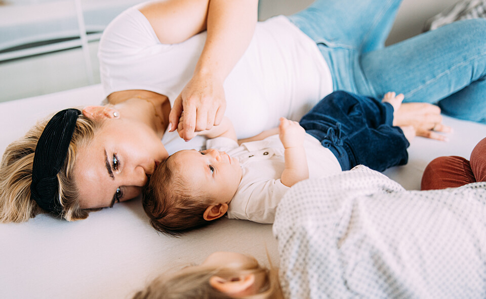 Aga Matracka bawiąca się ze swoimi dziećmi na ł&oacute;żku