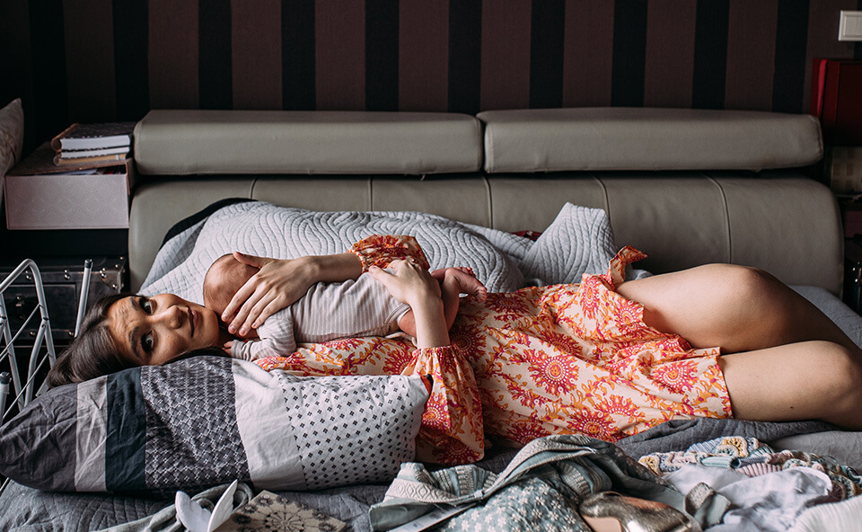 AlexDarg leżąca na ł&oacute;żku z dzieckiem