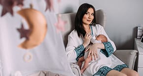 AlexDarg karmiąca dziecko butelką