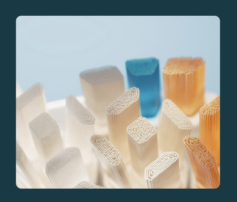 Zbliżenie na specjalnie zaprojektowane włosie najlepszej  i najbardziej zaawansowanej końc&oacute;wki do szczoteczki sonicznej z rodziny Philips, dzięki kt&oacute;rej usuwane jest znacznie więcej płytki bakteryjnej z zęb&oacute;w.