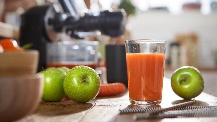 Przygotowywanie sok&oacute;w - blender czy wyciskarka?