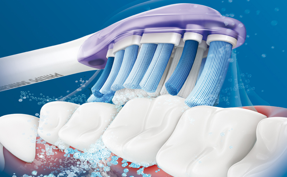Grafika komputerowa przedstawiająca końcowkę szczoteczki Philips Sonicare do wrażliwych dziąseł w trakcie szorowania zęb&oacute;w