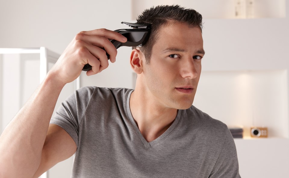 Strzyżenie włos&oacute;w w domu za pomocą maszynki Philips.