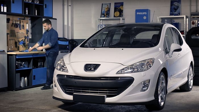 Jak wymienić żar&oacute;wki samochodowe w Peugeocie 308